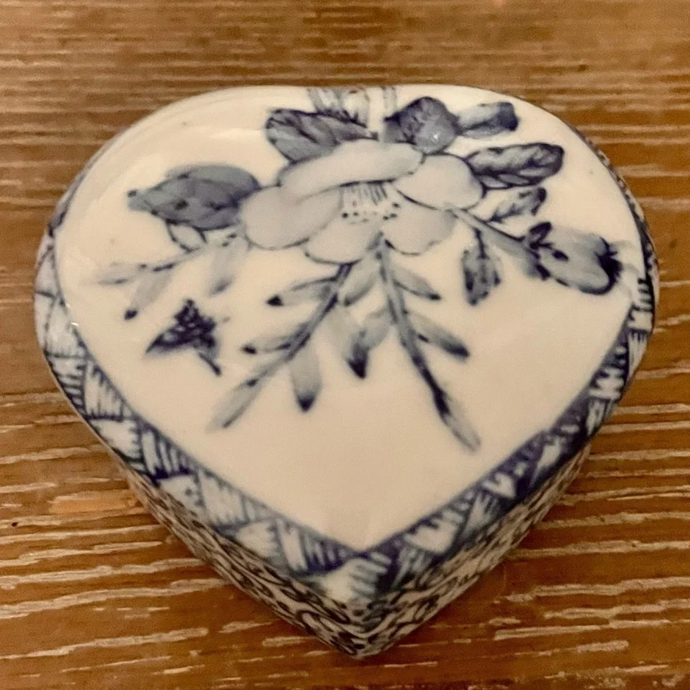 Chinese Hand Painted VTG Porcelain Chinoiseries Heart w Lotus Flower Trinket Box